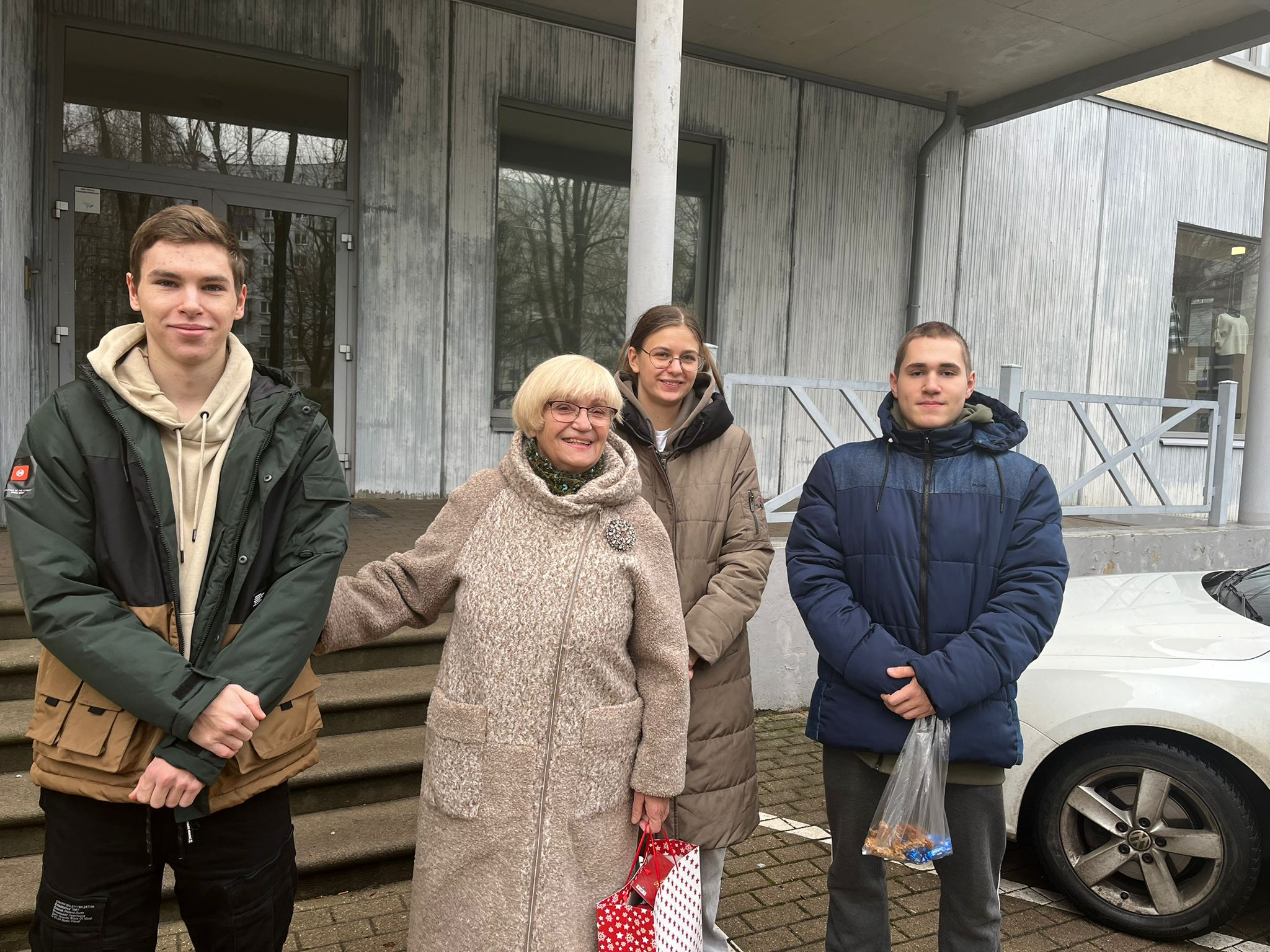 Palīdzi tiem, kas blakus