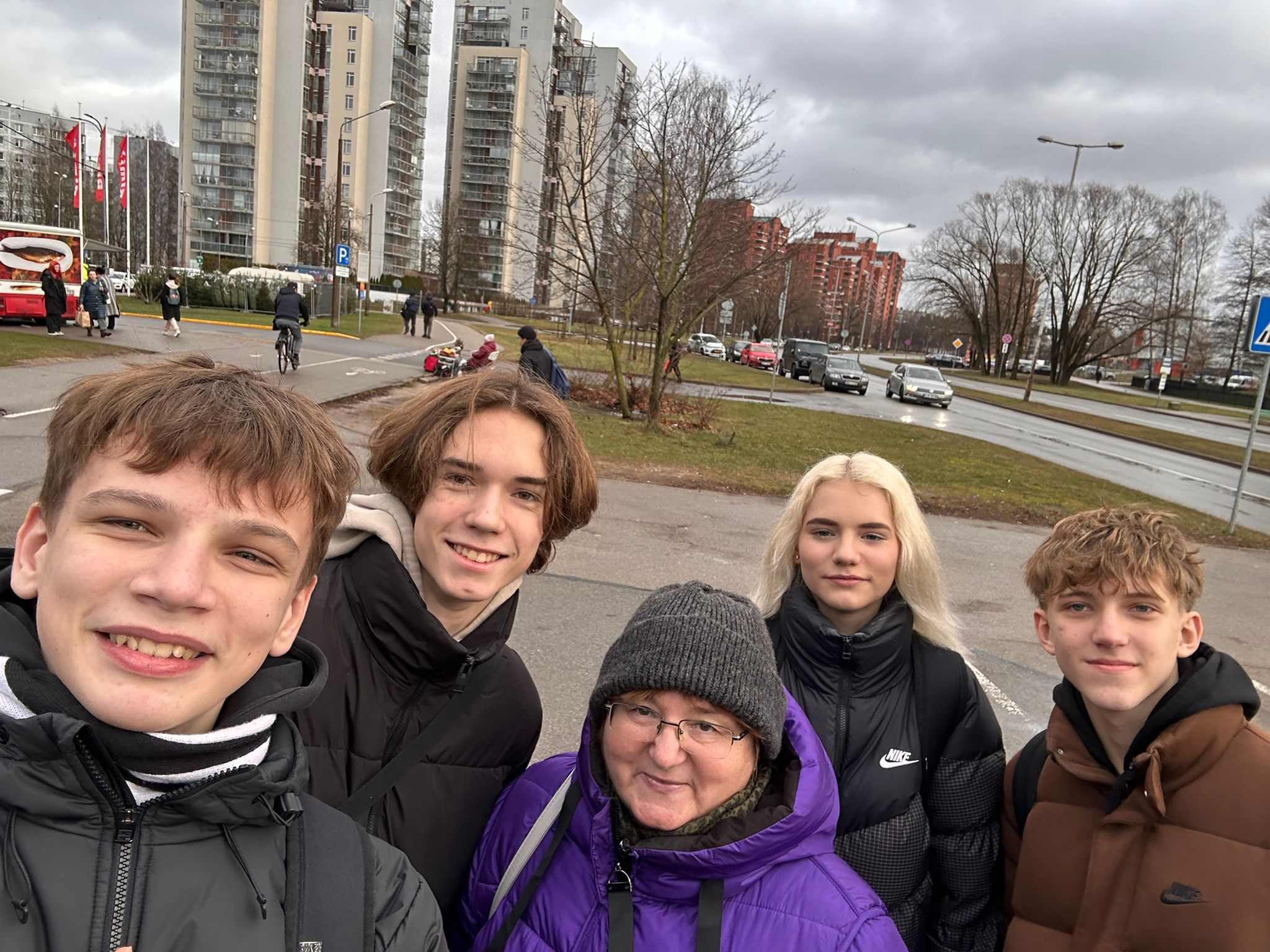 Palīdzi tiem, kas blakus